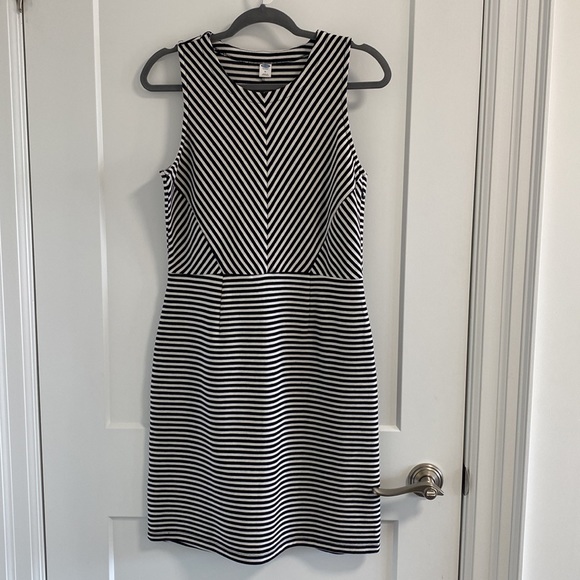 OLD NAVY Striped Halter Dress in Medium (NWOT) - Picture 2 of 8